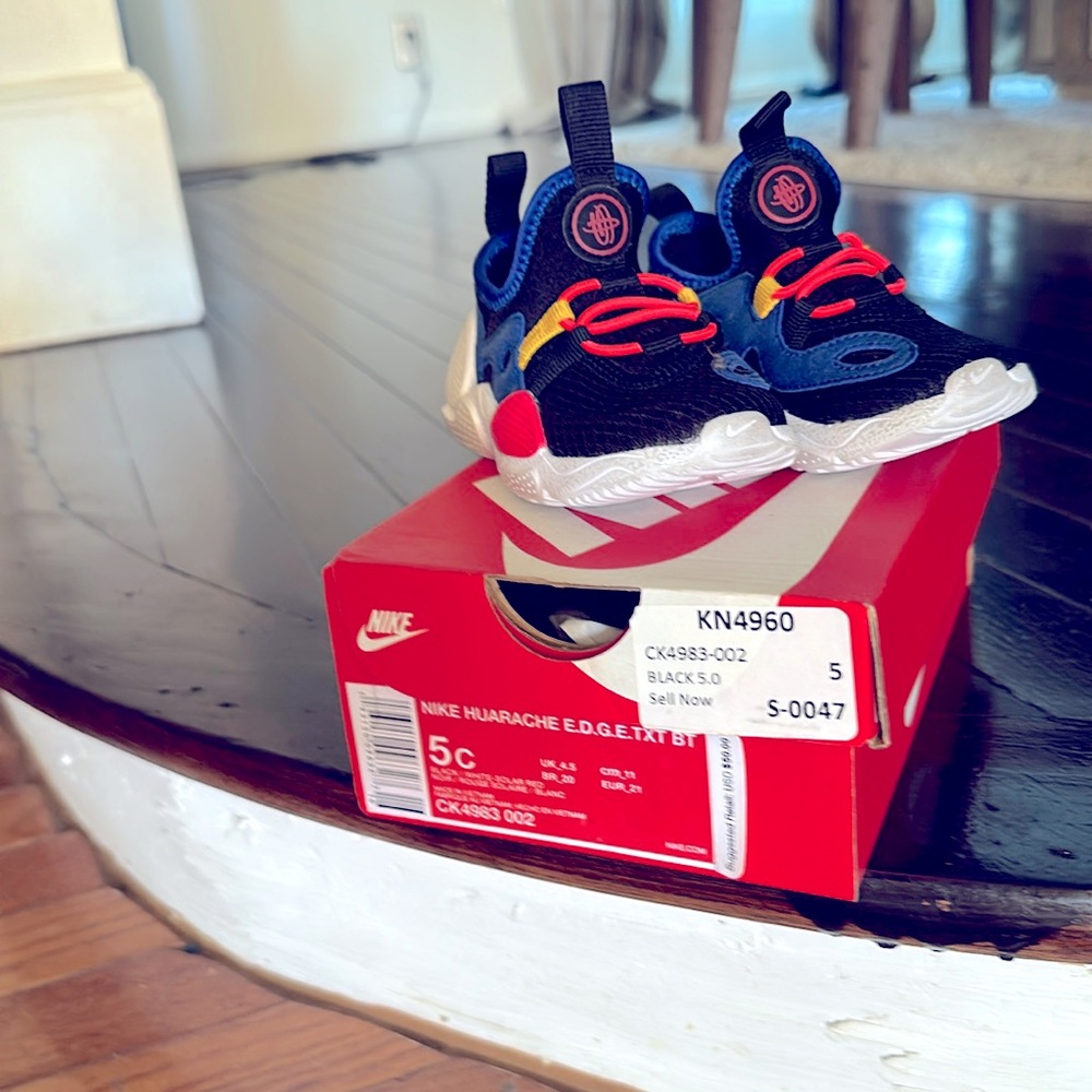 Gently worn! Size 5C Black with white soles and pinkish red color laces!